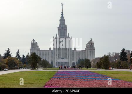 MOSCOU, RUSSIE-VERS NOV. 2018: Construction de l'Université d'État de Lomonosov Moscou. Vue panoramique tôt le matin. Le MSU est un coéducatif et public Banque D'Images