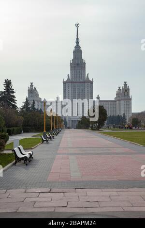 MOSCOU, RUSSIE-VERS NOV. 2018: Construction de l'Université d'État de Lomonosov Moscou. Vue panoramique tôt le matin. Le MSU est un coéducatif et public Banque D'Images