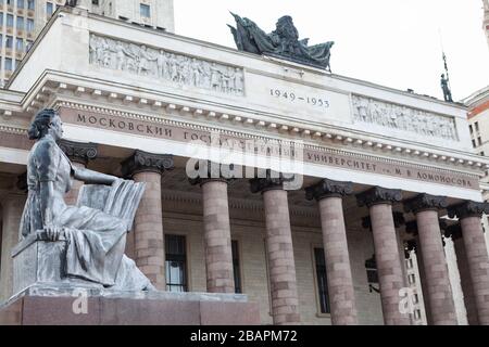 MOSCOU, RUSSIE-VERS NOV 2018 : entrée principale et sculptures de la construction de l'Université d'État de Lomonosov Moscou. Le MSU est un r. Coéducatif et public Banque D'Images