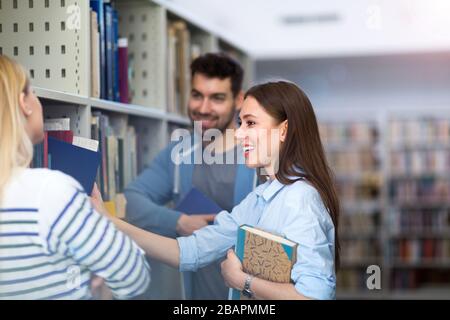 Étudiants universitaires travaillant dans la bibliothèque du campus Banque D'Images