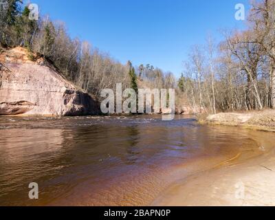 Charmant paysage printanier avec falaises de grès sur la rive de la rivière, eau de rivière fluide et claire, falaises de Kuku, rivière Gauja, Lettonie Banque D'Images