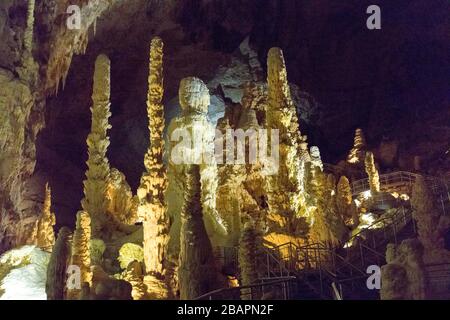 Stalactite et stalagmite formations dans la grotte aux grottes de Frasassi, Marche, Italie Banque D'Images