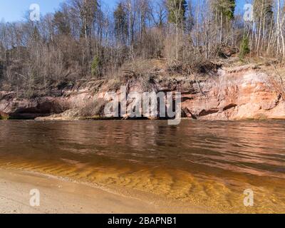 Charmant paysage printanier avec falaises de grès sur la rive de la rivière, eau de rivière fluide et claire, falaises de Kuku, rivière Gauja, Lettonie Banque D'Images