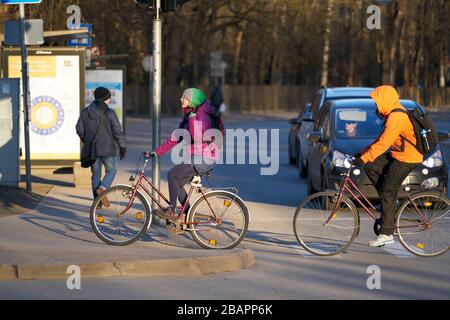 23-03-2020 Riga, Lettonie. Les cyclistes traversent la route devant les voitures. Banque D'Images