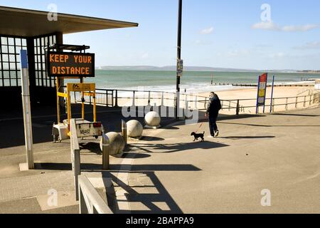 Un panneau de matrice affiche votre distance sur la jetée de Boscombe, qui est fermée, tandis que le Royaume-Uni continue de se verrouiller pour aider à freiner la propagation du coronavirus. Banque D'Images