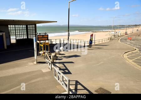 Un panneau de matrice affiche votre distance sur la jetée de Boscombe, qui est fermée, tandis que le Royaume-Uni continue de se verrouiller pour aider à freiner la propagation du coronavirus. Banque D'Images