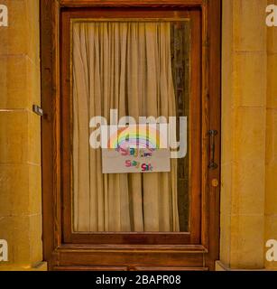 Le signe de porte de Corona virus 19 dit rester en sécurité rester à la maison Banque D'Images