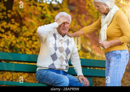 Homme âgé consolé par une femme âgée Banque D'Images
