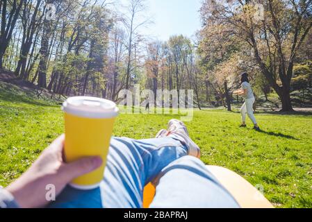 vue sur la personne homme posé sur un canapé-lit d'air pour boire du thé Banque D'Images