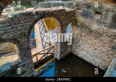 Butrint est les principaux centres archéologiques d'Albanie et est protégé par l'UNESCO en tant que site du patrimoine mondial. La ville ancienne a été construite sur Ksami Banque D'Images