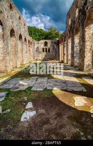 Butrint est les principaux centres archéologiques d'Albanie et est protégé par l'UNESCO en tant que site du patrimoine mondial. La ville ancienne a été construite sur Ksami Banque D'Images
