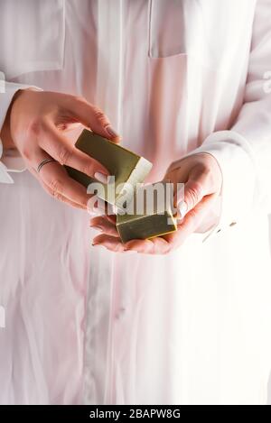 Une femme tenant du savon d'huile d'olive fait à la main . Concept de zéro déchet fait à la main Banque D'Images