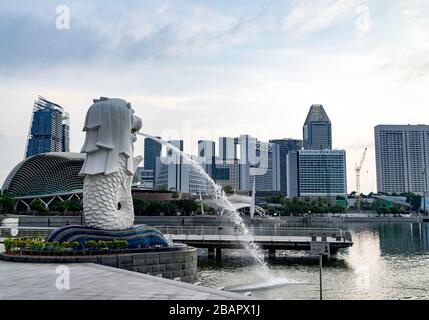 Les gratte-ciel du parc Merlion de Singapour sont dotés de grands bâtiments tels que Pan pacific, mandarin Oriental, conrad, esplanade de Marina Bay, Singapour, 29 mars 2020 Banque D'Images