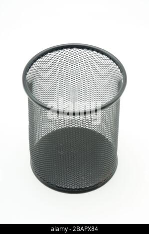 Panier de papier de bureau sur un fond blanc isolé Banque D'Images