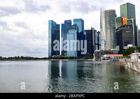 Central Business District Skyline avec UBS, ANZ, HSBC, DBS Buildings et Fullerton Hotel à Marina Bay Area, Singapour, 29 mars 2020 Banque D'Images