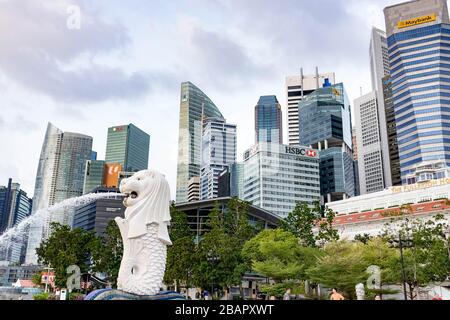 Merlion Park Skyline dans le quartier central des affaires avec UBS, ANZ, HSBC, Maybank, DBS Buildings et Fullerton Hotel dans la région de Marina Bay, Singapour, mars Banque D'Images