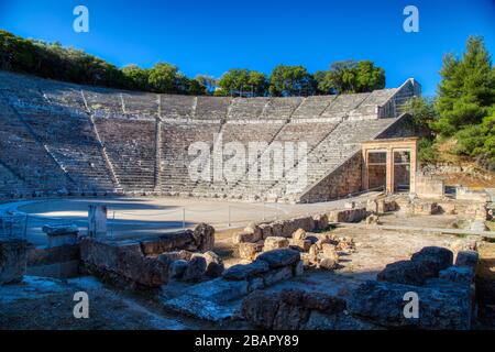 L'ancien théâtre d'Epidaure (ou 'Epidavros'), la préfecture d'Argolide, Péloponnèse, Grèce. Banque D'Images