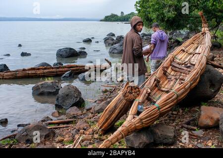 Tankwas traditionnel (bateaux à roseau) sur les rives du lac Tana. Un jeune pêcheur avec son canoë sur le lac Tana à Bahir Dah en Ethiopie. Le lac Tana est le s Banque D'Images