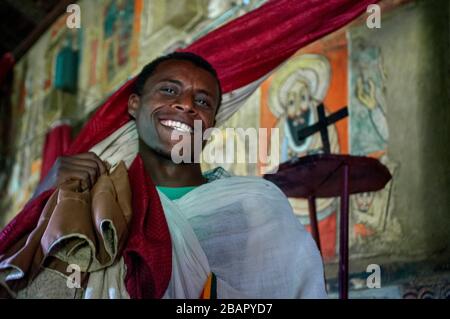 Debre Sina Beta Maryam église, lac Tana, Bahir Dar, Ethiopie. Un prêtre pose majestueusement avec sa croix à la porte du monastère Birgida Maryam sur o Banque D'Images