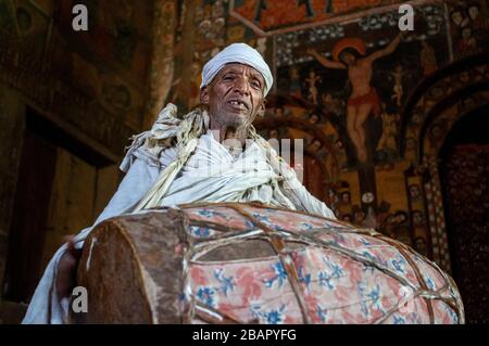 A l'intérieur de l'église Debre Berhan Selassie ou Trinité et Mountain Light avec batterie, Gondar, région d'Amhara, Ethiopie Banque D'Images