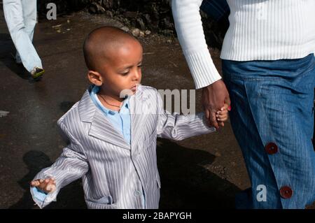 Dimanche robe garçon et scène de rue dans la ville de Gondar, Ethiopie. Gondar est l'un des sites les plus merveilleux au monde. Non seulement pour son impressionnant Royal Banque D'Images