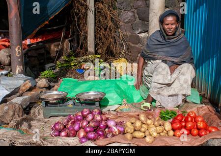 Scène de rue et vendeurs de nourriture dans la ville de Gondar, en Ethiopie. Gondar est l'un des sites les plus merveilleux au monde. Pas seulement pour son impressionnant Royal Pala Banque D'Images