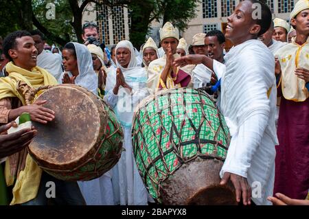 Mariage dans l'église Sainte Marie de Sion à Aksum ou Axum en Ethiopie. Certains salons ont pour but de se marier dans l'église moderne de Sainte Marie de Zion. L'Église de Saint-Ma Banque D'Images