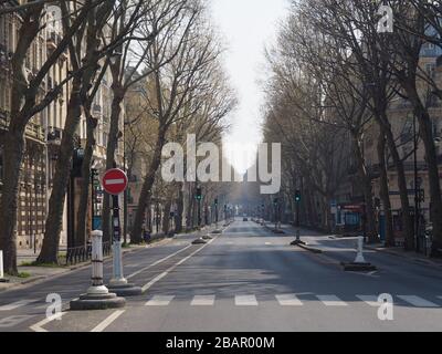 Paris, France. 28 mars 2020. Le Boulevard Saint Germain à Paris par beau temps de printemps. Depuis une semaine et demie, des règles strictes sont en vigueur en France à cause de la pandémie de Covid 19 ; les gens ne sont autorisés à quitter la maison que si nécessaire. En outre, une heure de sport ou de marche dans un rayon d'un kilomètre de l'appartement est autorisée tous les jours. Crédit: Christian Böhmer/dpa/Alay Live News Banque D'Images