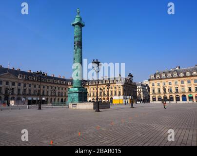 Paris, France. 28 mars 2020. La place déserte Vendôme au coeur de Paris par beau temps de printemps, au milieu de la place la colonne de victoire avec la statue de Napoléon. Depuis une semaine et demie, des règles strictes sont en vigueur en France à cause de la pandémie de Covid 19 ; les gens ne sont autorisés à quitter la maison que si nécessaire. En outre, une heure de sport ou de marche dans un rayon d'un kilomètre de l'appartement est autorisée tous les jours. Crédit: Christian Böhmer/dpa/Alay Live News Banque D'Images