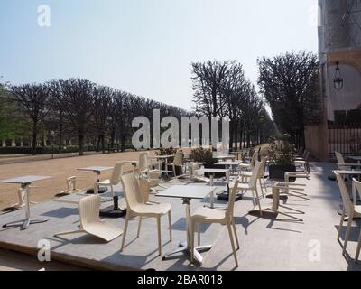 Paris, France. 28 mars 2020. Un café vide dans le parc du Palais Royal à Paris par beau temps de printemps, les visiteurs ne sont pas autorisés en raison de la crise de la couronne. Depuis une semaine et demie, des règles strictes sont en vigueur en France en raison de la pandémie de Covid-19, les gens ne sont autorisés à quitter la maison que si nécessaire. En outre, une heure de sport ou de marche dans un rayon de un kilomètre de la maison est autorisée tous les jours. Crédit: Christian Böhmer/dpa/Alay Live News Banque D'Images