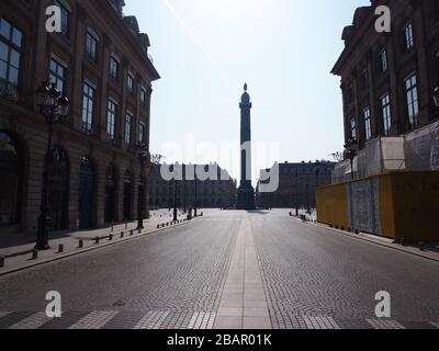 Paris, France. 28 mars 2020. La place déserte Vendôme au coeur de Paris par beau temps de printemps, au milieu de la place la colonne de victoire avec la statue de Napoléon. Depuis une semaine et demie, des règles strictes sont en vigueur en France à cause de la pandémie de Covid 19 ; les gens ne sont autorisés à quitter la maison que si nécessaire. En outre, une heure de sport ou de marche dans un rayon d'un kilomètre de l'appartement est autorisée tous les jours. Crédit: Christian Böhmer/dpa/Alay Live News Banque D'Images