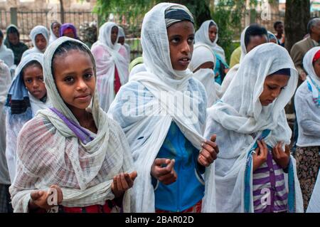 L'église St Mary de sion d'Axoum, en Ethiopie. Plusieurs garçons et filles séparés font de la catéchèse à l'intérieur de l'église de Sainte Marie de Sion à Axoum. L'arche o Banque D'Images