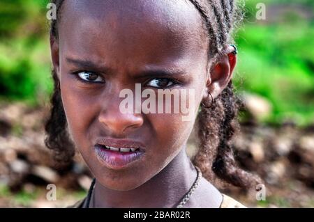 Enfants dans le village d'Adwa, région du Tigray, Ethiopie. Certaines femmes criaient à travers les céréales dans le village d'Atwa. Teff, la céréale d'Ethiopie. Le t Banque D'Images