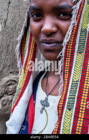 Le temple de Yeha à Tigray, musée, l'Éthiopie. À côté des ruines de Yeha plusieurs chrétiens vivent dans des maisons en pierre. Le café et la religion sont elem Banque D'Images