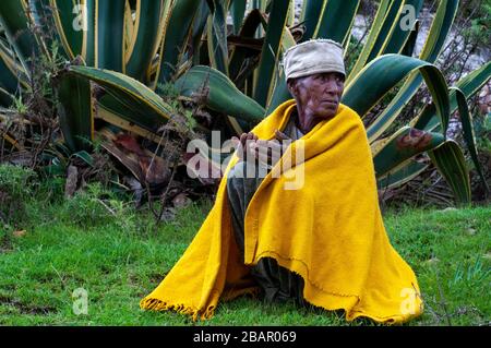 Montagnes de Gheralta, près de Hawzen, Tigray oriental, Ethiopie. Prêtre orthodoxe protestant des montagnes de Gheralta. Ce nun porte sur le dessus du mois Banque D'Images