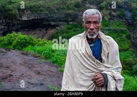 Portrait d'un prêtre orthodoxe éthiopienne tenant une croix dans l'église nakuto lab cave, région d'Amhara, Lalibela, Éthiopie Banque D'Images