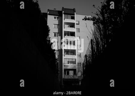 Kranj, Slovénie, 20 mars 2020: Vue sur un immeuble d'appartements pendant l'épidémie de coronavirus verrouillage national quand on demande aux gens de rester à la maison. Banque D'Images