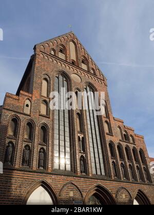 Façade de bâtiment historique imposante en briques rouges sur le site de Lübeck, classé au patrimoine mondial de l'UNESCO Banque D'Images