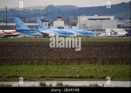Glasgow, Royaume-Uni. 27 mars 2020. Photo : plans TUI mis à la terre à l'aéroport de Glasgow. La pandémie de Coronavirus a été responsable de l'arrêt de l'aviation britannique qui porte l'aéroport de Glasgow pour ressembler davantage à une ville fantôme. Crédit : Colin Fisher/Alay Live News. Banque D'Images