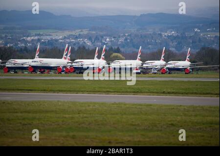 Glasgow, Royaume-Uni. 27 mars 2020. Photo: British Airways Airbus Aircraft stand mis à la terre sur le tarmac à l'aéroport de Glasgow. Le groupe Airbus Aircraft comprend les Airbus A321, A320 et A319. Crédit : Colin Fisher/Alay Live News. Banque D'Images