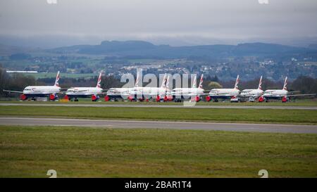Glasgow, Royaume-Uni. 27 mars 2020. Photo: British Airways Airbus Aircraft stand mis à la terre sur le tarmac à l'aéroport de Glasgow. Le groupe Airbus Aircraft comprend les Airbus A321, A320 et A319. Crédit : Colin Fisher/Alay Live News. Banque D'Images