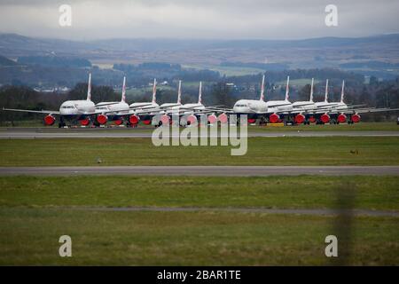 Glasgow, Royaume-Uni. 27 mars 2020. Photo: British Airways Airbus Aircraft stand mis à la terre sur le tarmac à l'aéroport de Glasgow. Le groupe Airbus Aircraft comprend les Airbus A321, A320 et A319. Crédit : Colin Fisher/Alay Live News. Banque D'Images