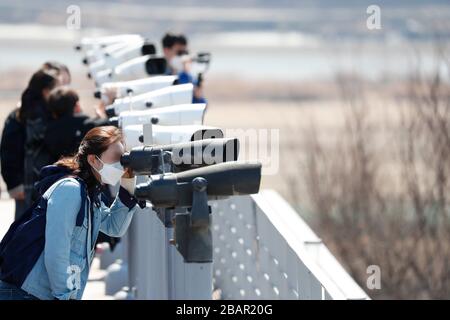 Séoul, Corée du Sud. 29 mars 2020. Les touristes utilisent des télescopes pour profiter du paysage à Paju, en Corée du Sud, le 29 mars 2020. La Corée du Sud a signalé 105 autres cas de COVID-19, contre 24 heures auparavant à minuit, dimanche, heure locale, ce qui porte le nombre total d'infections à 9 583. Crédit: Xinhua/Alay Live News Banque D'Images