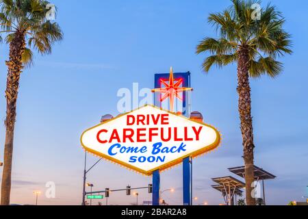 Las Vegas, Nevada, USA à l'arrière de la bienvenue à Las Vegas Sign vous rappelant de conduire avec prudence et à bientôt. Banque D'Images