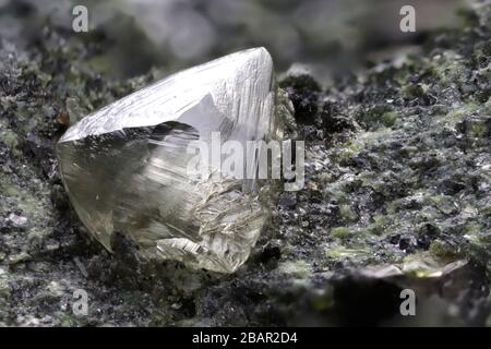 Diamant naturel sud-africain niché dans la kimberlite Banque D'Images