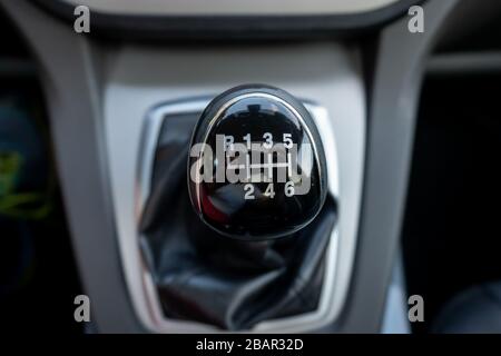 Vue du tableau de bord intérieur de la voiture.photo détaillée du bouton/levier de transmission manuelle en position neutre.Garnissage en cuir, transmission 6 vitesses/marche arrière Banque D'Images