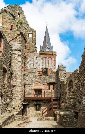 Le palais de l'évêque est un palais du XIIe siècle ruiné situé en face de la cathédrale St Magnus, dans le centre de Kirkwall, Orkney, en Écosse. Banque D'Images