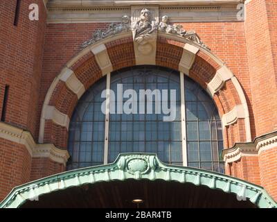 La gare principale de Lûbeck Allemagne, un imposant bâtiment de 1908, vitrail fenêtre dans la façade Banque D'Images