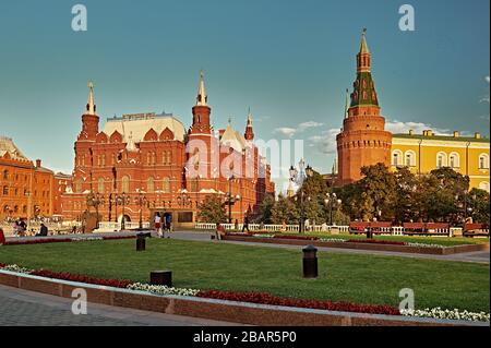 Russie, place Manège, vue sur le Musée historique de l'État et les tours du Kremlin de Moscou Banque D'Images