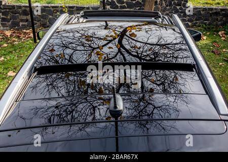 Vue panoramique à l'intérieur de la voiture - double trappe de toit ouvrant avec vitre teintée. Toit ouvrant panoramique coulissant et sièges luxueux en cuir. Gros plan avec des photos lumineuses Banque D'Images